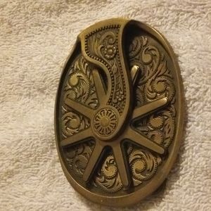 Spinning spur belt buckle
